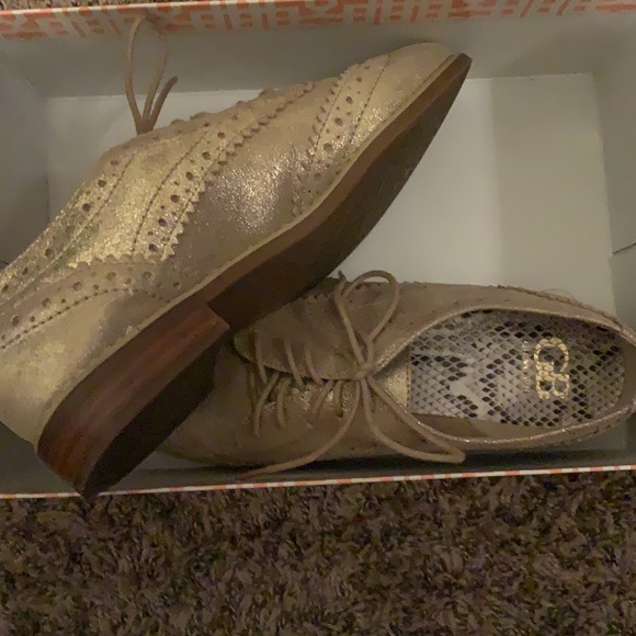 GB (Gianni Bini) size 9 gold w/wood bottom. - Picture 8 of 8